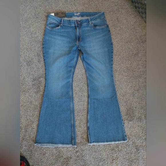 Wrangler Retro Mae Bootcut jeans Medium wash raw hem 19x32 - Picture 2 of 8